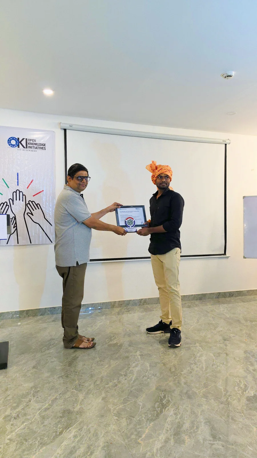 Gautam Kumar Maurya receiving certificate on stage at Gurugram conclave